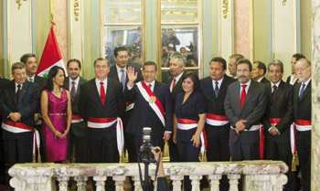Presidente Ollanta Humala y su gabinete encabezado por el Primer Ministro a Óscar Valdés.