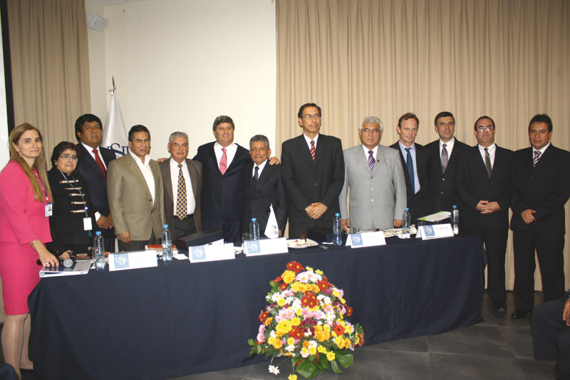 Participantes del Foro Descentralización, desarrollo regional e inversión social”, organizado por la Universidad San Ignacio de Loyola