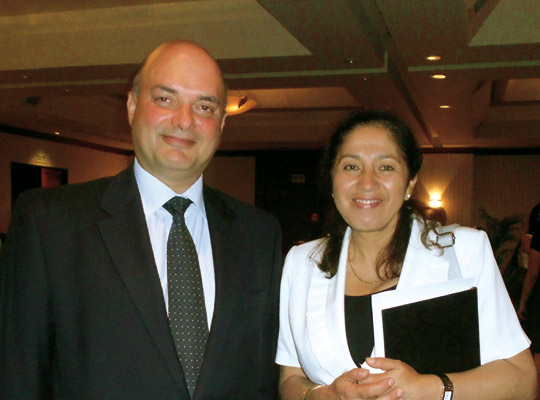 Armando Casis, gerente general de la Asociación Atocongo de Cementos Lima; junto a Violeta Vigo, directora de la Asociación Los Andes de Cajamarca.