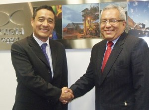 Luis Rivera, director general de Operaciones de Xstrata, y Pedro Gamboa, jefe institucional del Sernanp