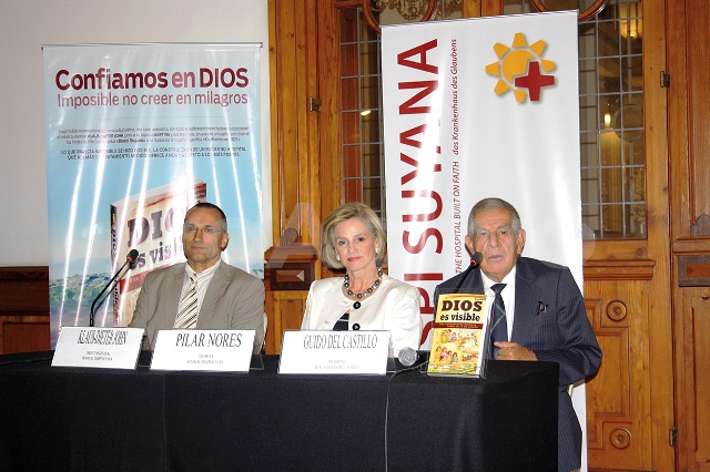 Presidente de Diospi Suyana - Perú, Klaus-Dieter John; ex Primera Dama, Pilar Nores y presidente del Museo Andrés Del Castillo, Guido Del Castillo. 