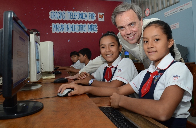 Javier Manzanares  presidente del Grupo Telefónica en el Perú junto con las niñas de Tarapoto