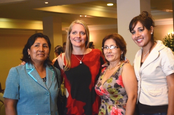 Ximena Querol, Coordinadora del Programa Fotalecimiento de la Capacidad Empresarial de la Mujer en el Perú en compañía de Teresa Guadalupe Marrufo Bazan, Zorika Villantoy y María Frisancho, emprendedoras del programa.