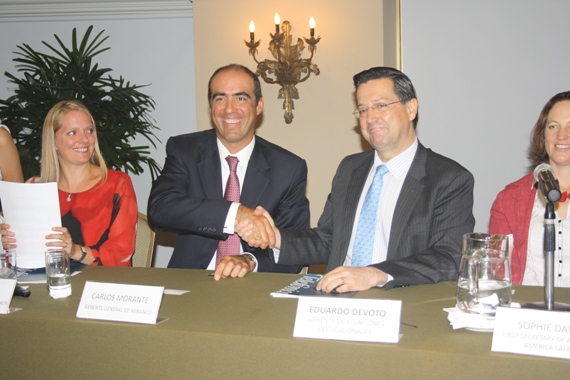 Carlos Morante, gerente general de MIBANCO y Eduardo Devoto, Gerente de Relaciones Institucionales de Telefonica.