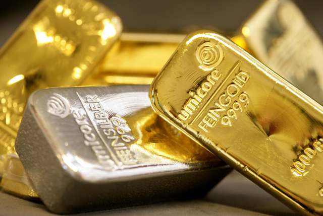 El oro al contado bajaba 0.1%, a 1,106.80 dólares la onza a las 0955 GMT.