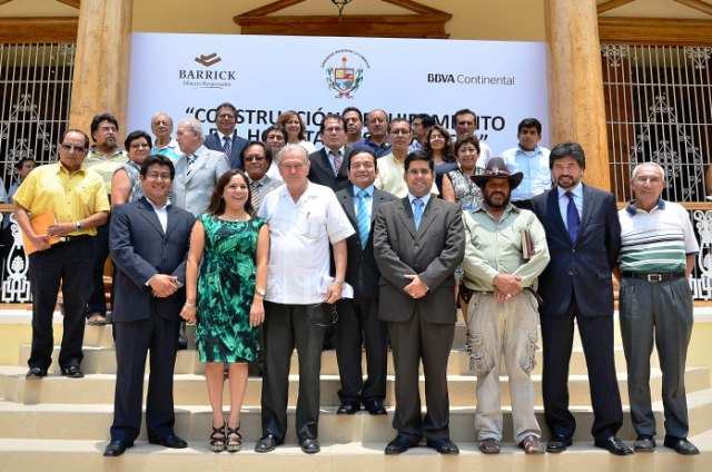 Jose Murgia, presidente regional La Libertad junto a representantes de Barrick y BBVA.