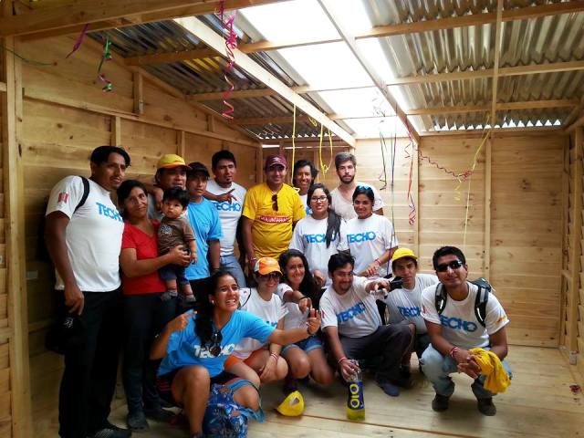 Voluntarios de DHL Express Perú construyen casas para familias en San Juan de Miraflores