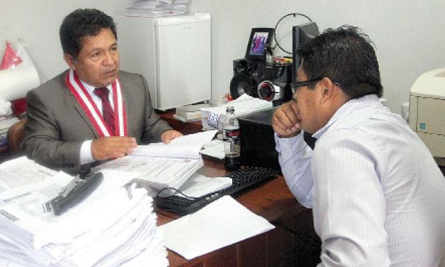 Inspeccion. El fiscal supremo de Control Interno, Carlos Ramos Heredia, llegó hasta la fiscalía de Mazuko para recoger las pruebas de las irregularidades.