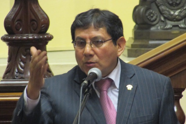 Congresista Ángel Neyra pide a empresarios no dejarse sorprender y anuncia investigación.