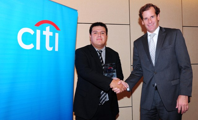 Hugo Flores, uno de los ganadores del premio y Julio Figueroa, Gerente General y Vicepresidente de Directorio de Citibank del Perú