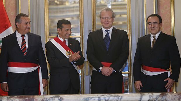 El presidente Ollanta Humala con Daniel Urresti (izquierda), Gonzalo Gutiérrez (centro) y José Gallardo (derecha) luego de tomarles juramento como ministros. (Foto: Dante Piaggio / El Comercio)