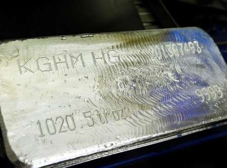 Una barra de plata es fotografiada en la planta de cobre y metales preciosos, KGHM, en Glogow.( Foto: Peter Andrews / Reuters)