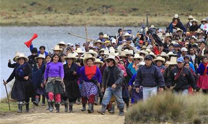 Un grupo de personas realiza una protesta en contra del proyecto minero Minas Conga en Cajamarca, Perú, nov 24 2011