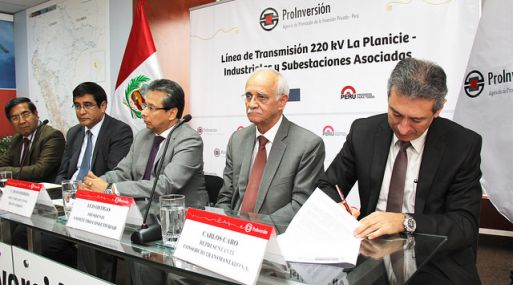 Luis Ortigas (segundo de la derecha) dejó de ser presidente del comité Pro Conectividad.