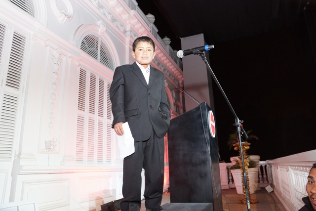 "Rony, alumno destacado del programa EnseñaPerú dio emotivo discurso en noche de gala"