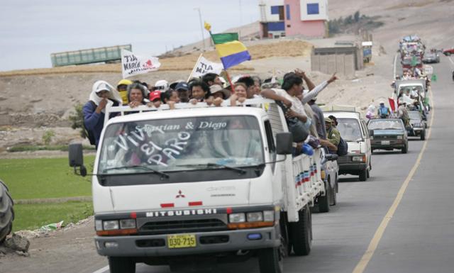 En unidades, pobladores de Cocachacra partieron a la capital de la provincia de Islay. (Gabriel Ramos/La República)