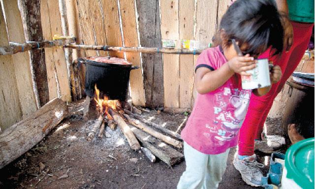 Pobreza La niña Rosy, de dos añitos, debe vivir pobre pese a que el ingreso per cápita anual en Echarate asciende a 17 mil soles gracias al canon gasífero. (Foto: la República)