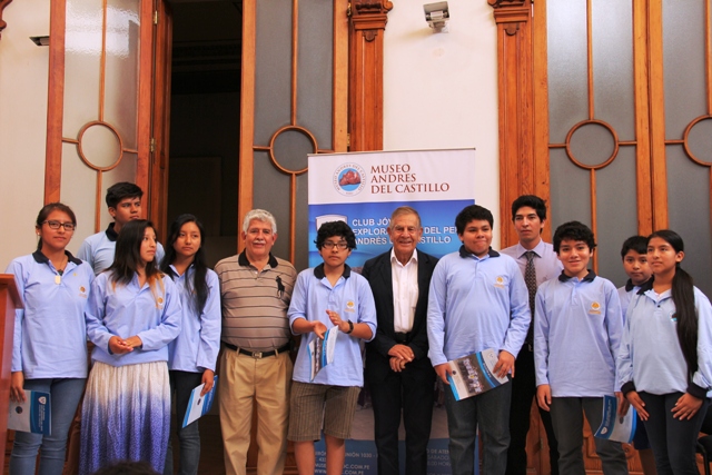 Guido del Castillo junto a la promoción del Club de Jóvenes Exploradores 2014.(Foto: ProActivo)