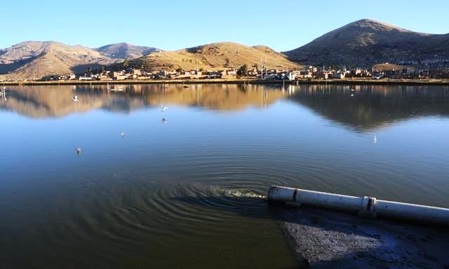 Colector de aguas servidas en el lago Titicaca (Foto: Pachamama Radio)