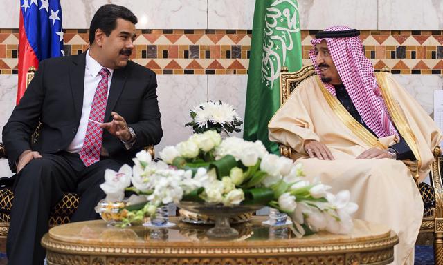 El presidente Nicolás Maduro busca alianzas con otros países petroleros. En la foto se reúne con el príncipe saudí, Salman bin Abdul Aziz Al Saud. (Foto: AP)