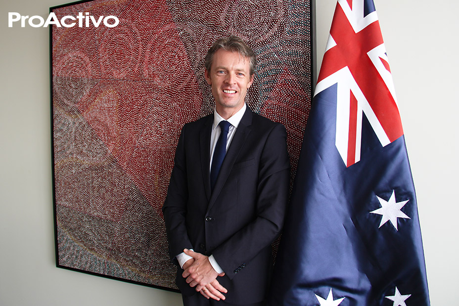 Excmo. Nicholas McCaffrey, Embajador de Australia en Perú