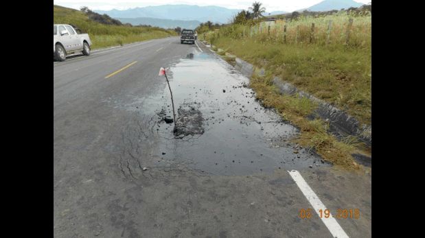 Afloramiento de petróleo registrado ayer en carretera de Amazonas. (Foto: Petroperú)