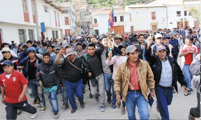 TENSIÓN. Julián Merino Huaraca y dirigentes de Andahuaylas en el preciso instante en que abandonan el diálogo. (Foto: Marcelino Huaraca)