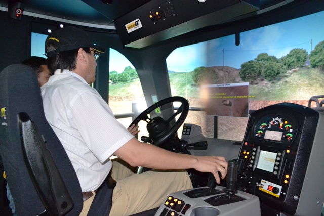 TECSUP presenta simulador de camión minero único en el Perú
