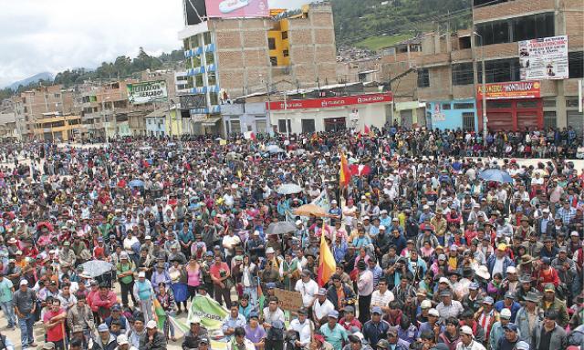 Tensión. El intento de reabrir la carretera que conecta con Ayacucho originó un nuevo enfrentamiento. Calma es temporal. (Foto: Marcelino Huaraca)