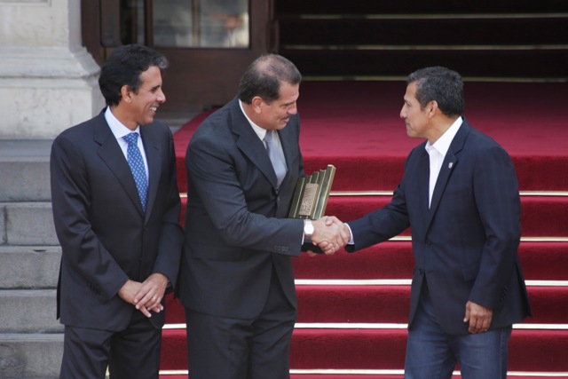 Ministro de la Producción, Piero Ghezzi; Enzo Pinamonti Mariátegui, gerente general de la empresa TRANSFORMACIONES QUÍMICAS DEL PERÚ S.A.C.; y Presidente de la República, Ollanta Humala.