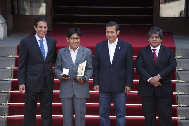 Ministro de la Producción, Piero Ghezzi Solís, gerente general de AMARU TOURS E.I.R.L., Francisco Aquise Aquise; Presdiente de la República, Ollanta Humala y el viceministro de Mype.