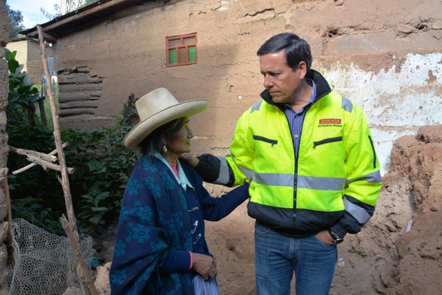 Javier Velarde, vicepresidente y gerente general de Yanacocha, en diálogo con pobladora damnificada de Samanacruz