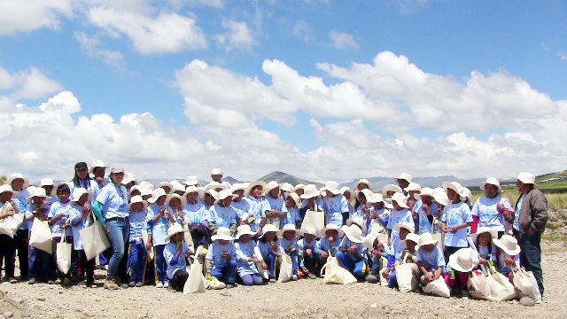 Niños de Espinar participan en campaña de limpieza en cuencas de río Salado y Cañipía 3
