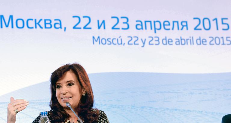 La presidenta de Argentina, Cristina Kirchner, en una reunión de negocios en Moscú el 22 de abril de 2015 (AFP/Presidencia de Argentina/AFP)