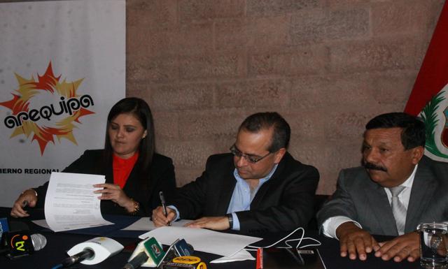Convenio. Ministro y gobernadora firmaron acuerdo en favor de la educación. (Foto: Marino Sánchez/La República)