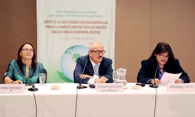 En foro. Sonia González, Alejandro Vílchez, Rayén Quiroga. (Foto: La República)