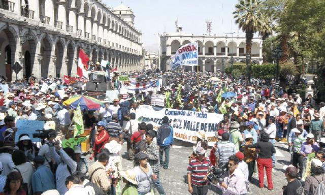 Rechazo. Los manifestantes expresaron su desacuerdo con las actividades de Southern. (Foto: Manuel Berríos)