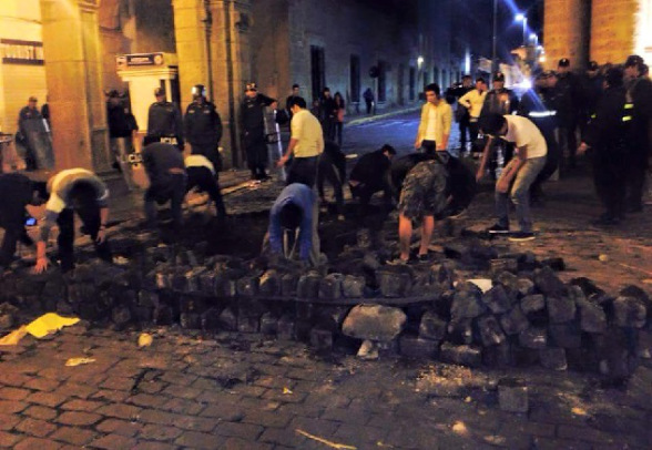 Arequipeños reconstruyen las calles luego de violentas protestas