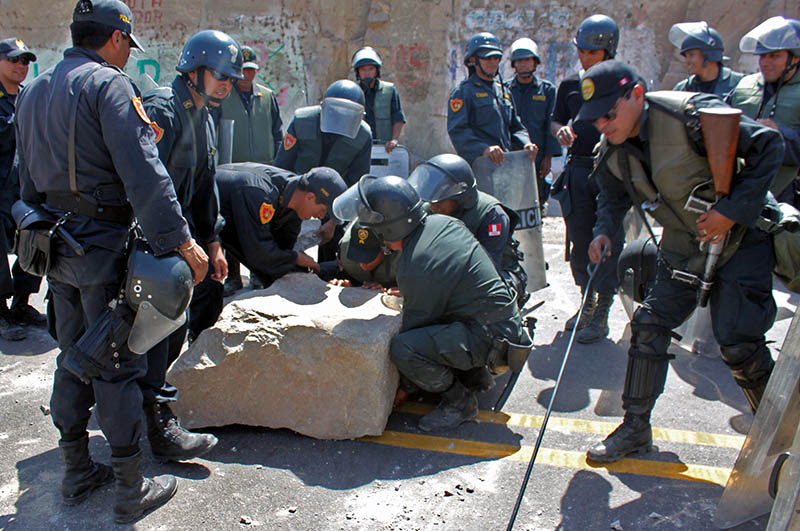 Más de mil policías retomaron el control de los pueblos afectados por antimineros en Arequipa