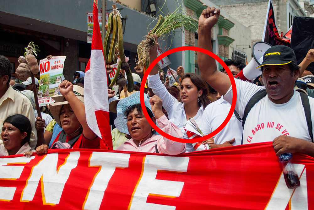 Ana María Solórzano, que sería elegida poco después como congresista, participa activamente de la protesta contra Tía María en marzo de 2011