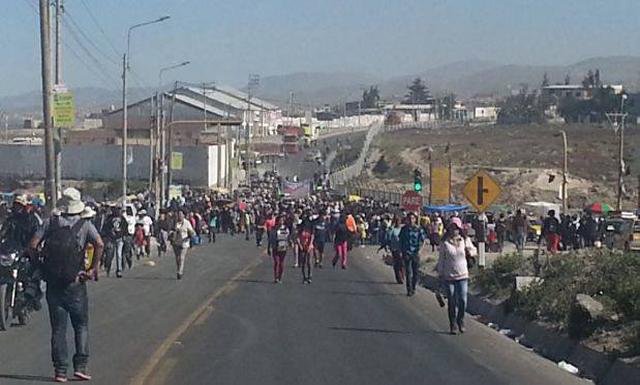 Paro. Puente Añashuayco se encuentra tomado por pobladores del Cono Norte. (Foto: Facebook)