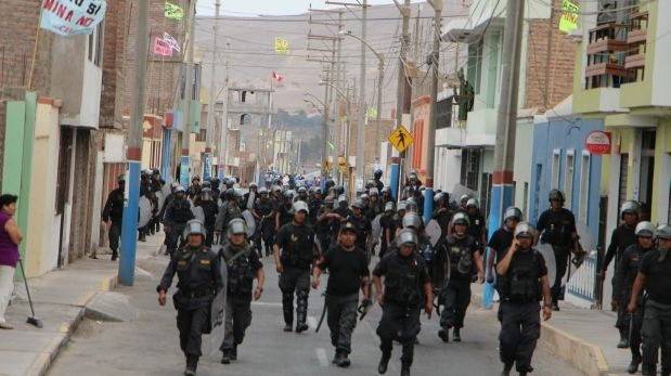 Cientos de policías patrullaron a lo largo del día las calles de Cocachacra. (Foto: Carlos Zanabria)