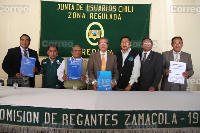 Jefe del ANA- Arequipa entregó licencias de agua a agricultores en su día. Foto: Correo