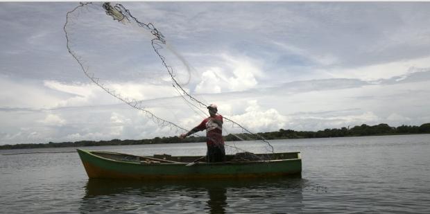 Un pescador lanza una red en el Gran Lago de Nicaragua, en Granada. EFE/Mario López