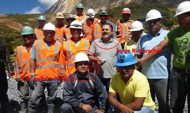 Rimarachín junto al dueño del socavón y sus trabajadores.             Foto: Facebook | Luis Mego Díaz