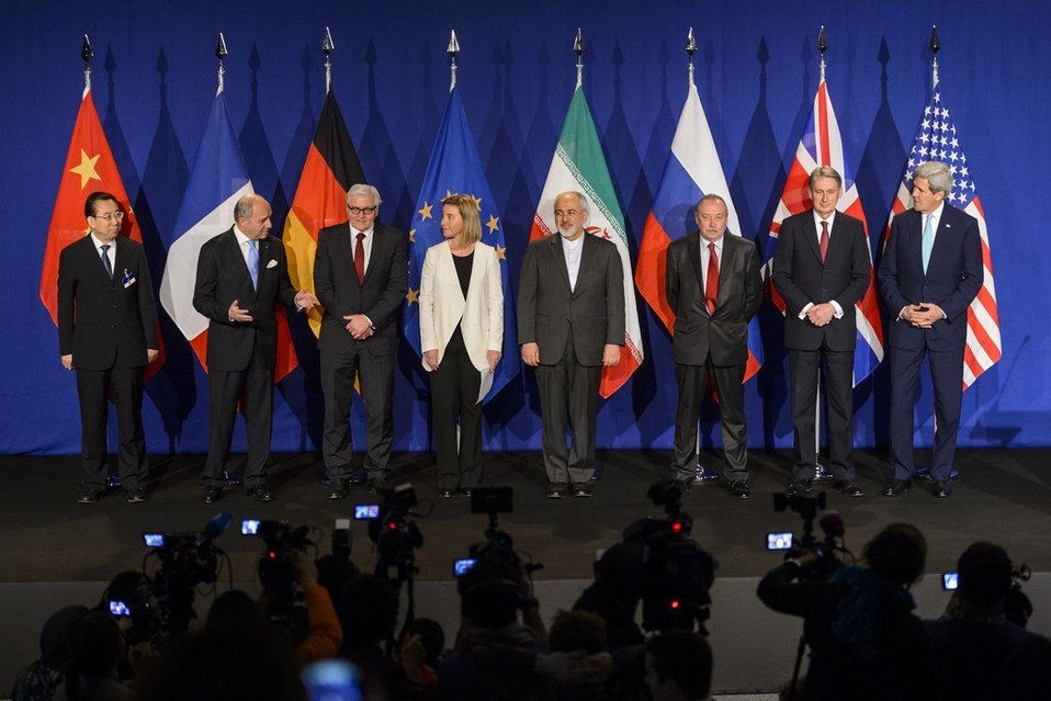 Los miembros del P5+1 y los representates de Irán, justo antes de iniciarse la rueda de prensa en la que se ha anunciado el acuerdo (Fabrice Coffrini / AFP)