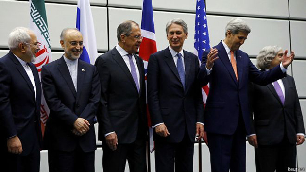 (Foto: Los ministros de Exteriores de Irán y Rusia y el secretario de Estado de Estados Unidos, entre otros, posan para la foto / BBC Mundo)