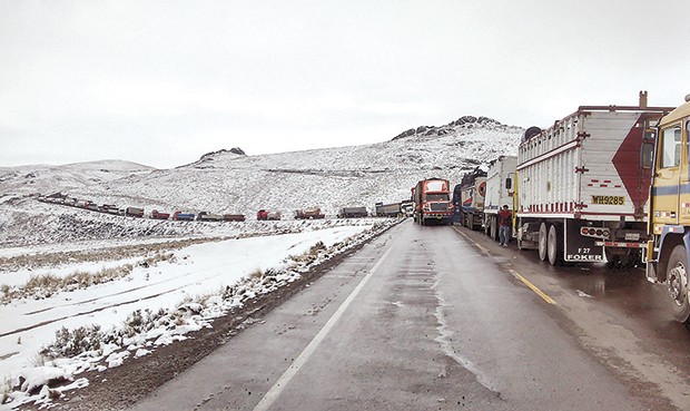 Cientos de vehículos quedaron sin poder avanzar desde el peaje de Patahuasi hasta la zona de Imata en la región Arequipa. Nieve alcanzó 17 cm. (Foto: La República)