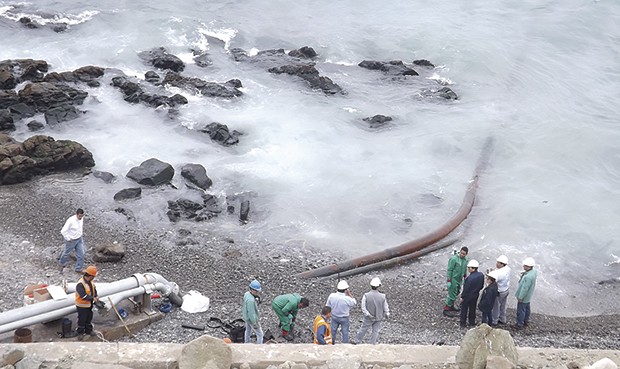 Derrame. Autoridades verificaron ruptura de tubería que causó salida de combustible que contaminó el mar de Ilo (Foto: La República)