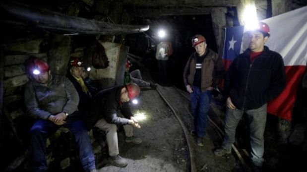Los mineros colocaron una bandera de Chile a 600 metros bajo tierra.(Fotos: EFE)